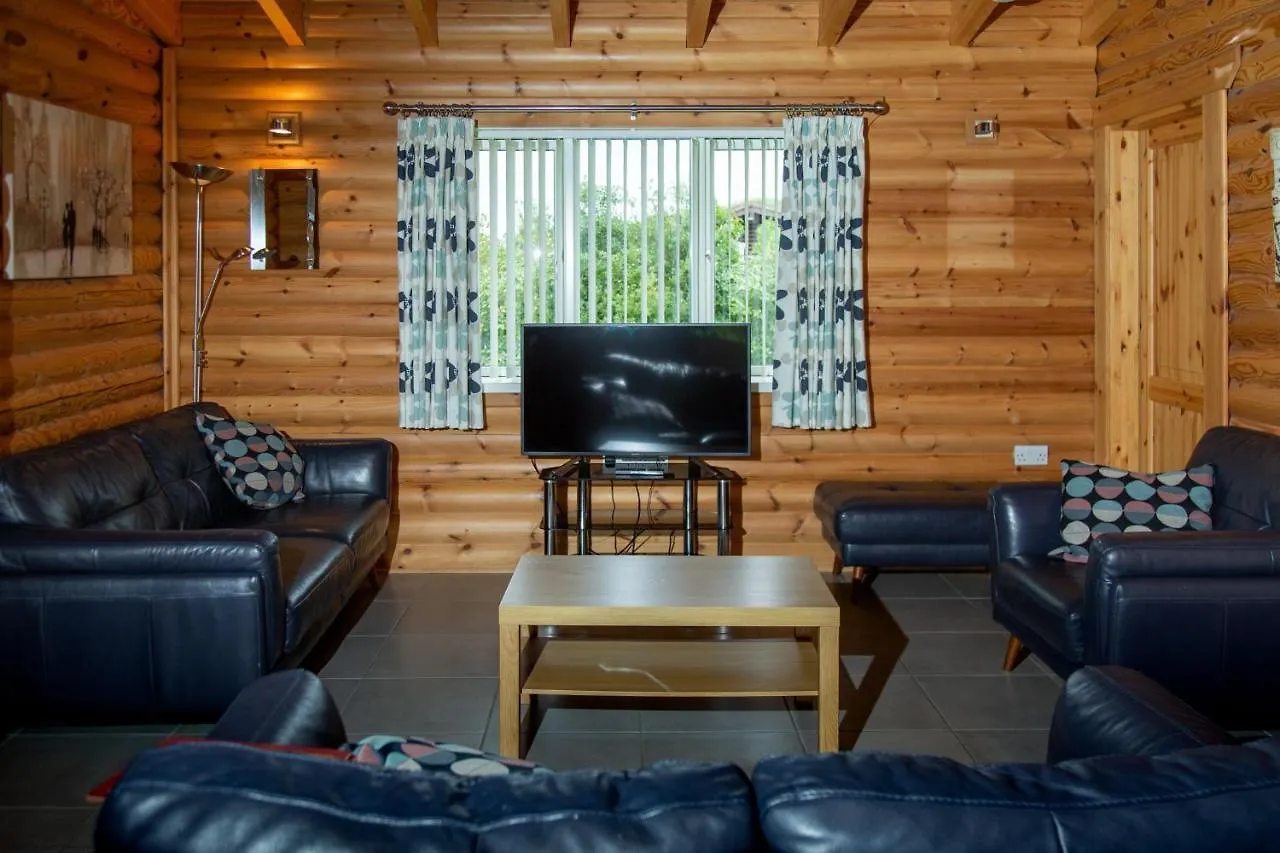 Teal Lodge - Nordic Log Cabin With Private Hot Tub Selby Reino Unido